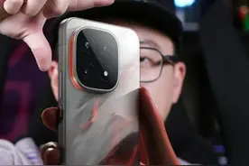 iQOO 15的2K三星珠峰屏游戏视效媲美PC端？为啥这么牛 #iQOO15#数码科技#游戏手机