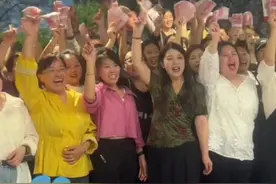 4月24日，山西运城一超市老板把黄金期货上赚的钱，分近1000万给2040名员工，“工作2年以上的每人10000，发钱不是为了让员工拼命干活，是在兑现自己的承诺”视频封面