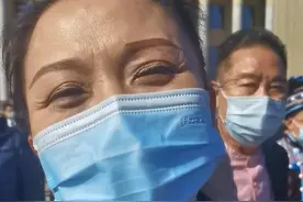 “信心百倍！”走出会场，全国人大代表李莉说。​​​#2022全国两会#政府工作报告 视频封面