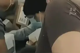 关税战引发全美抢购潮，#美国超市中国商品被民众抢购一空   ，美国网友破防了，“我连菜都买不起了”