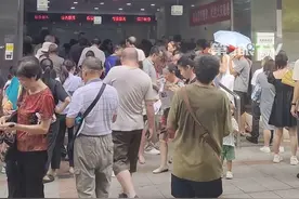 从7月15日起，重庆老旧交通卡将停止使用。请用户前往通卡公司自营网点免费升级更换。老旧卡片识别标准为，2012年前发行的交通卡，卡面号为10位数。 #媒体精选计划