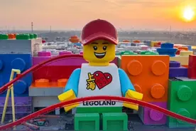 【开售了！上海乐高乐园年卡1399元起、酒店3588元起】 根据计划，上海乐高乐园开园限量纪念年卡(含试运营门票)及开园限量酒店套餐（含试运营门票）将在5月7日10点开售，今天（5月6日）开始，对于会员开始提前发售。根据官方小程序显示，上海乐高乐园开园限量纪念年卡（含试运营门票）价格1399元起，开园限量酒店套餐（含试运营门票）为3588元起，共有5种房型，价格均一样。#上海乐高乐园年卡1399元起  #上海乐高乐园年卡明日开售 #乐高视频封面