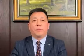 民间贴现行为的效力
《九民会议纪要》系列（50）
票据贴现，是指资金的需求者，将自己手中未到期的商业票据、银行承兑票据或短期债权向银行或贴现公司要求变成现款，银行或贴现公司（融资公司）收进这些未到期的票据或短期债券，按票面金额扣除贴现日至到期日的利息后付给现款，到票据到期时再向出票人收款。
票据贴现属于国家特许经营业务，合法持票人向不具有法定贴现资质的当事人进行“贴现”的，该行为应当认定无效，贴现款和票据应当相互返还。当事人不能返还票据的，原合法持票人可以拒绝返还贴现款。人民法院在民商事案件审理过程中，发现不具有法定资质的当事人以“贴现”为业的，因该行为涉嫌犯罪，应当将有关材料移送公安机关。
鉴于票据行为无因性，在合法持票人向不具有贴现资质的主体进行“贴现”，该“贴现”人给付贴现款后直接将票据交付其后手，其后手支付对价并记载自己为被背书人后，又基于真实的交易关系和债权债务关系将票据进行背书转让的情形下，应当认定最后持票人为合法持票人。#法律 #法律咨询 #律师 #法律常识 #涨知识 视频封面