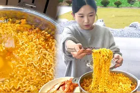 韩国小姐姐煮拉面配午餐肉，泡菜少不了，看饿了 #好好吃饭