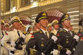 “中国排面”亮相莫斯科街头，留学生：帅吧！我老家来人啦！#中国排面 #仪仗队视频封面