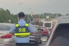 #休假交警遇堵车下车秒换装指挥交通 #吉林dou知道 #交警 #换装 #暖视频封面