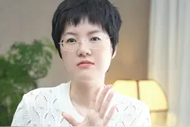 业内都在讨论，万科郁亮的下场会不会比许老板更惨，一个三好学生瞬间掉入深渊，让很多人猝不及防。#万科 #郁亮  #万科被实名举报 #地产 #一个敢说真话的房产人视频封面