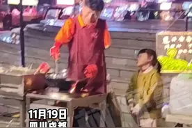 小伙记录下这样一幕，深夜残疾父亲带女儿出摊。#你怎么看 #社会百态 #感动瞬间视频封面