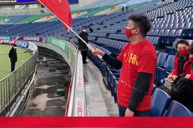 我们在现场为国足加油！龙之队日本助威先遣队携横幅入场！#中国男足vs日本男足 #国足12强赛 #国足vs日本 