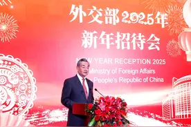 王毅：希望各位使节始终是促进对华友好的终身使者 