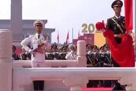 中国人民解放军联合军乐团奏响雄壮的《义勇军进行曲》，全场齐声高唱中华人民共和国国歌，鲜艳夺目的五星红旗冉冉升起。