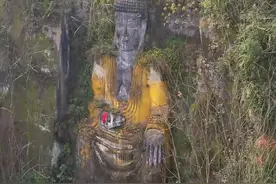 在重庆深山发现一尊废弃大佛，依山而刻，堪比乐山大佛，如今杂草丛生，无人清理供奉，这里曾经发生了什么？#神秘 #大佛 #见者好运 #旅行大玩家视频封面
