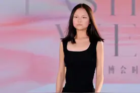 一眼辨模特！你和经纪人的差距在哪里？#hello时尚季 #在时装周随时随地fitcheck #秀场直击 #模特视频封面