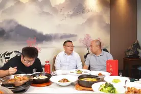 饭局迟到被起哄，应该如何应对？#三颗葱 #饭局 #人际交往 #说话技巧