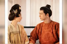 好刺激！一个亲完脸红一个突破尺度，李现杨紫圆房吻真的甜疯了