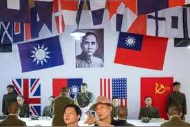 孙蔚如后人参观武汉受降堂 武汉地区受降主官孙蔚如后人专程赶往武汉受降堂参观。（实习生黄海茵 编辑熊志）#抗战胜利80周年 #湖北武汉 #日本投降  #孙蔚如后人参观武汉受降堂