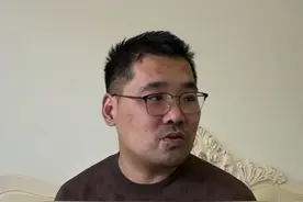 3月25日山东威海，5岁男童被生母及其男友虐待致死案今日开庭，男童生父讲述见到孩子遗体的经过视频封面