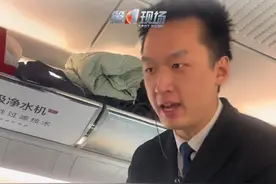 西安北开往北京西的高铁列车上，一位火车推销员花式整活，提供跪式服务“求你了买一包吧”，视频拍摄者王女士说：现在服务行业都卷成这个样子了。网友“满满的情绪价值，遇到这样卖东西的，不买三包都不行。”@抖音短视频视频封面