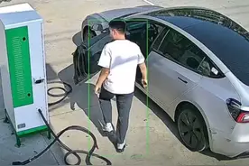 什么素质啊？ 充电枪不还原就扣钱，看谁还乱扔？#素质 #新能源汽车  #公德心视频封面