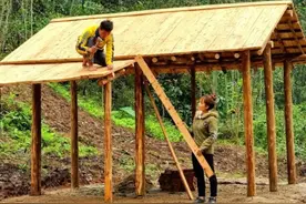 95后年轻夫妻不走寻常路，为了逃避房贷，干脆隐居深山自建房屋视频封面