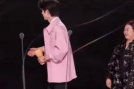 1米9的张凌赫有多帅？看赵丽颖虞书欣宋佳眼神，就懂了视频封面