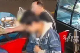 10月28日，贵州遵义。光头大哥聚餐发现跛脚男孩观望，直接拿餐盒装满满一盒饭菜给他，男孩下跪感谢，大哥立马上前扶起。（来源：@军哥化工厂烤鸡（珠海路店） ）视频封面