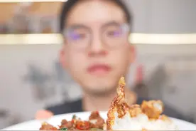 超简单一锅出的下饭神器《泰式打抛饭》！ 泰国菜里我最爱吃的下饭菜，真的超好吃，牛肉，鸡肉，猪肉都可以用！而且超级简单，10分钟搞定～#泰国菜 #打抛饭 #一起学做菜 #抖音美食推荐官视频封面