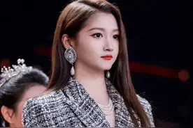 看到关晓彤和其他95花同框差距，才知为何她从未出现在普女列表里，难怪鹿晗下手如此早#关晓彤 #赵露思 #白鹿 #鹿晗