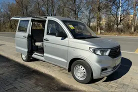 五菱宏光V做宿营小床车空间合适吗？详细实拍并说明它的优缺点