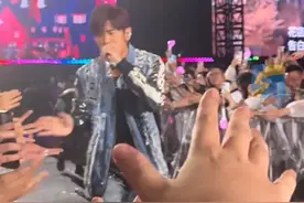 7月2日，猫眼演出发布关于“周杰伦2025嘉年华世界巡回演唱会-济南站”情况说明：工作人员在模拟周杰伦济南站“二次开售超大流量”压测过程中，误操作释放出前期退票导致的回流票；已自动退票退款，将为这部分用户赔偿200元无门槛演出代金券。#周杰伦