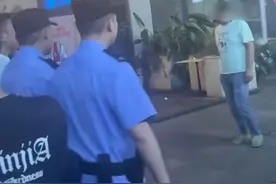 四川一男子大排档持械闹事，示警无效时民警鸣枪，男子瞬间服软抱头蹲下