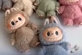 银行存5万定期能得Labubu盲盒？银行回应：咨询电话打爆了 #平安银行回应存5万定期送labubu 近日，有网友发文称只要在平安银行存款就能获得Labubu盲盒。6月9日，记者以市民身份致电平安银行武汉市江汉支行，一工作人员回应称，该活动属实，但只有没开过平安银行卡的新客户才可以参加。客户需要存5万元定期至少3个月，可以获得一个Labubu1.0系列盲盒。（九派新闻）