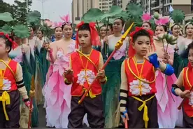 3月31日，2025“潮动三月三·抖音足球嘉年华”（广西站）巡游活动在贵港市精彩上演，巡游由北骑迹方阵、炫彩广西代表队、荷美覃塘方阵等12个特色方阵进行展示和定点表演组成。（来源：广西云-广西日报记者 邱石佑 通讯员 郭晓枫） #抖音足球嘉年华广西站决赛  #抖音足球嘉年华  #你有这么多元的方阵进入广西  #氧化菊视频封面