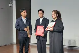 4月28日，山东枣庄，台湾女青年翟翾带父寻根，追寻爷爷参加抗战的足迹，前往#台儿庄大战纪念馆 缅怀先烈，并向纪念馆捐赠爷爷翟君石关于台儿庄大战的诗集和照片。#台儿庄战役