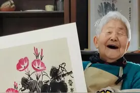 90岁耿老师画画教程-牵牛花 孩子啊，最近几天教程视频一直没更新。为啥呢？因为好多孩子在评论区跟我倒苦水，说：耿老师，看您画画，我一看就会，自己一画就废。这可把我愁得夜不能寐，一直琢磨怎么能让孩子们尽快上手画画，所以呀，教程视频就暂时耽搁了。
不过呢，终于在今天，我想到了一个超级简洁的画画妙法！画什么呢？那就是牵牛花。不会画的孩子看了能马上会画，会画的孩子能越画越起劲儿，能在我这基础上发挥特长，画得比我还棒！
那么孩子们，你准备好了吗？快来跟我一起学画牵牛花吧！#书画 #书画艺术 #丝路之母耿玉琨 #画画教程 #画家