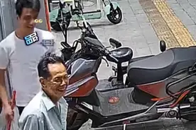 大风天气女孩打开伞瞬间被吹散架 