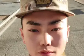 让我们看看新兵同志都在干什么？#新训进行时 #新兵请入列 （新兵团  白志飞、康军民）