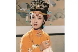 王熙凤对林黛玉那么好，到底是虚情假意，还是真的很喜欢她呢？视频封面