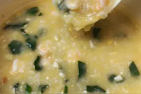 沙沙的咸蛋黄配上鲜甜的大虾，咸香美味我直接连喝三大碗！！ 配方参考：@孩儿他姥姥 

①大米半杯多100-120ml（100g），洗净后提前泡水20分钟以上

②大虾300g剪掉虾枪，挑出内脏，虾头虾身分离，虾身去虾壳开背

③处理好的虾仁加料抓匀腌制半小时
生姜2-3片
盐1勺（1.5g）
白胡椒粉半勺（不到0.3g）

④油热下姜片2-3片，虾头中火煸炒出香，炒香后倒入开水1.6L， 中火继续煮两分钟后捞出虾头姜片

⑤放入泡好的大米搅拌，锅边放一根筷子，盖盖转中小火/小火煮25-30分钟

⑥咸蛋白1个，咸蛋黄2个剪碎备用

⑦煮好的粥里放入咸鸭蛋碎，半勺花生酱（10g），腌好的虾仁中火搅匀，虾仁熟透后下入提前切好的青菜碎烫熟（青菜2个取菜叶部分切碎共20g）

⑧根据口味加盐和白胡椒粉调味即可
#海鲜粥 #咸粥 #妈呀太香了 #当美食有了音乐灵魂 #小鲤鱼历险记视频封面