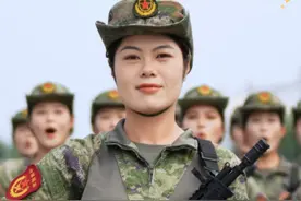 云上拉歌竟然拉到阅兵集训点！阅兵女民兵方队拉歌现场超燃