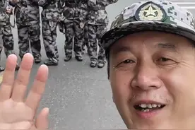 #60岁高能量大爷开启大学生活  ，和同学们一起军训，成为校园明星。“同学们都很有活力，在他们中间我也感到有活力了。”#万万没想到 #高能量 #60岁大一新生军训的一天