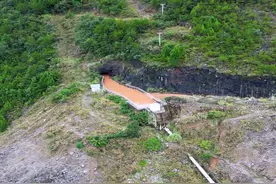 我发现瀑布都是从悬崖上流下来的。而且瀑布的源头都花样百出，形态各异。#飞流直下三千尺 #瀑布 #带你看风景