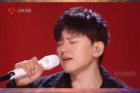 张杰深情演绎，重温经典旋律，张杰《谁的眼泪在飞》#江苏卫视跨年 #张杰  #跨过2024 #抖音美好跨年季视频封面