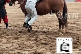 河南开封清明上河园演出现场 游客表演花式“飞身上马” 网友：攒了一辈子的洋相今天算是出完了
近日，河南开封清明上河园景区《岳飞枪挑小梁王》演出前的互动环节中，众多游客纷纷尝试“飞身上马”。
#向全世界安利清明上河园  #清明上河园