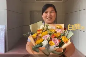 在校13年后勤阿姨收到毕业生献花。#毕业 #阿姨 视频封面