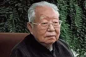 1981年国宴，一道“无黄煎蛋”感动华国锋，不久后便正式辞职