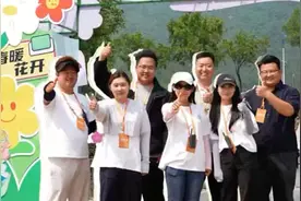 【藏在花海背后的 “隐形园丁”！致敬第九届国际月季大会幕后守护者】当 10 万游客沉醉于京西月季洲的绝美花海，有这样一群人，用坚守与热爱，为这场世界级盛会筑起最坚实的屏障！他们是接驳车的方向盘、是花海的园丁、是安全的盾牌，更是这场盛会不可或缺的 “隐形主角”。他们用专业与温情串联起每一个服务细节，让月季的芬芳与奉献的精神一同绽放！向所有幕后守护者致敬，因为有你们，美好才得以完美呈现！视频封面