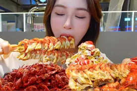 属于小龙虾的季节到啦，在武汉实现龙虾串自由～太炸裂了 #武汉