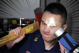 假期在队上巡岗竟遇到这种怪事？#蓝小九的日常 #消防队的欢乐时光 #我的逗比同事 #蓝朋友 #五一假期  #节日我在岗 @DOU+小助手视频封面