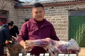 烤牛前腿，你负责咧着嘴看，我负责咧着牙吃，80后何苦为难80后@DOU+小助手 #人间烟火 #乡村生活家#新农人计划2025 #好客山东好品山东 #治愈系乡村美食视频封面